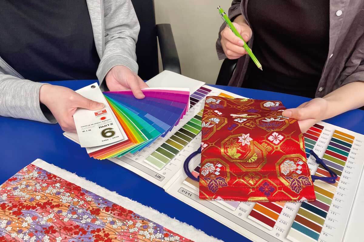 晃和ディスプレイ社内会議風景